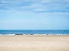 paisagem de mar de praia linda, céu azul e oceano foto