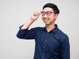 empresário positivo usar óculos sorriso alegre retrato foto