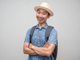 alegre viajante homem cruzar braços sorriso feliz isolado foto