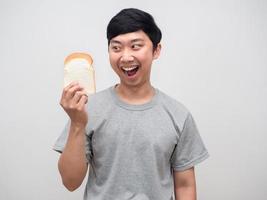 homem asiático alegre feliz olhando para retrato de café da manhã de pão foto