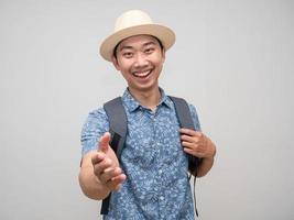 homem positivo viajante sorriso feliz gesto aperto de mão isolado foto