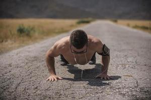 corredor de jovem correndo em uma estrada de montanha. treino de corredor em sapato de fitness. estilo de vida saudável e conceito de esporte. borrão de movimento e foco seletivo. foto