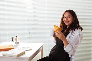 mulher grávida tomando café da manhã. gravidez e licença maternidade foto