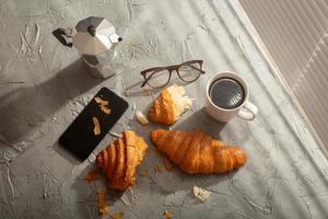 café da manhã com croissant e café e pote de moka. refeição matinal e conceito de café da manhã. foto