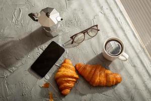 café da manhã com croissant e café e pote de moka. refeição matinal e conceito de café da manhã. foto