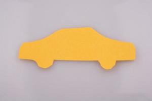 forma de carro recortada em papel amarelo
