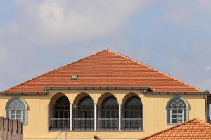 telhado de azulejos em um edifício residencial em israel. foto