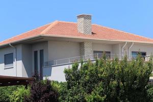 telhado de azulejos em um edifício residencial em israel. foto