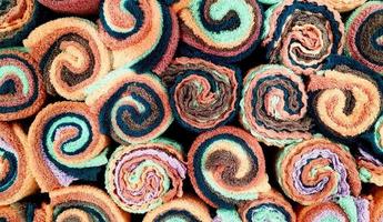vista superior da toalha colorida ou toalhas de mão para segundo plano. padrão texturizado de parede de algodão ou tecido. papel de parede de cor de arte e forma do objeto. foto