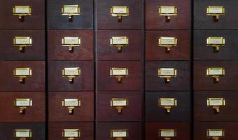 caixa de madeira marrom ou armário para receber carta ou documento informativo. armário vintage ou moderno e grupo de objeto clássico.