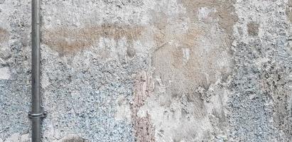 encanamento de aço inoxidável em grunge ou fundo de parede áspera com espaço de cópia. fio elétrico, cano de gás ou água instalado em papel de parede de concreto áspero. arte e superfície de material duro. proteger e seguro foto