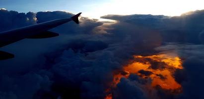 silhueta de aeronave ou asa de avião no céu escuro e nuvem com fundo de luz do sol com espaço de cópia. transporte, viagens e beleza da natureza ou natural. foto