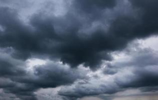 o céu escuro com nuvens pesadas convergindo e uma violenta tempestade antes da chuva. céu e ambiente de clima ruim ou mal-humorado. emissões de dióxido de carbono, efeito estufa, aquecimento global, mudança climática foto