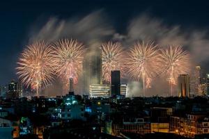 fogos de artifício no rio no céu escuro, feliz ano novo 2023, tailândia. foto