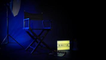 cadeira de diretor com caixa de luz de cinema sinal de texto de diretor e megafone de claquete foto