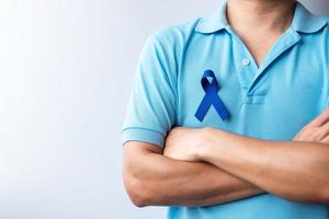 março mês de conscientização do câncer colorretal, mulher segurando a fita azul escura para apoiar as pessoas que vivem e estão doentes. cuidados de saúde, esperança e conceito de dia mundial do câncer foto