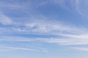 céu azul transparente com nuvens e tarde atmosférica. foto