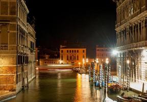 grande canal à noite em veneza foto