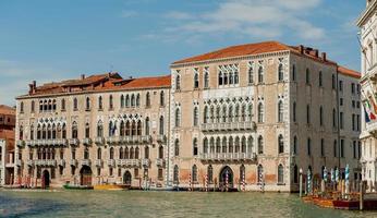 casas antigas no grande canal em veneza foto