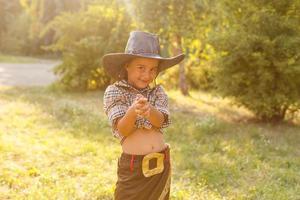 linda garotinha com chapéu de cowboy foto