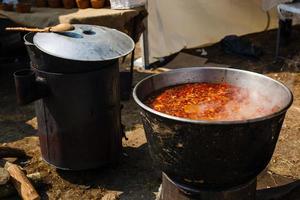 panela de sopa grande com vapor subindo foto