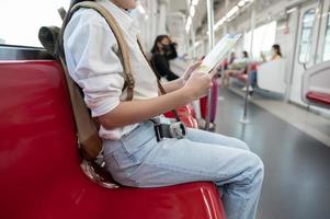 linda turista de férias viajando no trem do metrô, conceito de férias foto