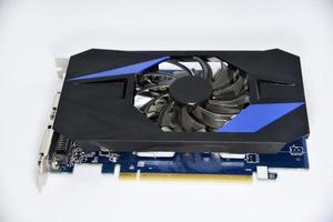 placa gráfica azul com um ventilador em um fundo branco. acessórios para computadores. um dispositivo eletrônico. foto