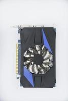 placa gráfica azul com um ventilador em um fundo branco. acessórios para computadores. um dispositivo eletrônico. foto