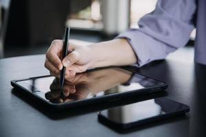 colegas asiáticos homem e mulher discutindo e trabalhando com laptop na mesa de escritório no escritório foto