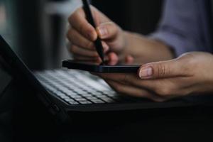 colegas asiáticos homem e mulher discutindo e trabalhando com laptop na mesa de escritório no escritório foto