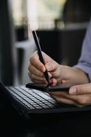 colegas asiáticos homem e mulher discutindo e trabalhando com laptop na mesa de escritório no escritório foto