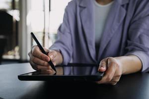 colegas asiáticos homem e mulher discutindo e trabalhando com laptop na mesa de escritório no escritório foto