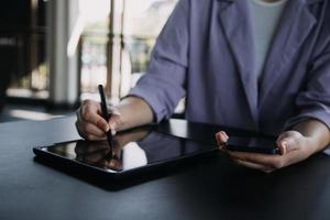 colegas asiáticos homem e mulher discutindo e trabalhando com laptop na mesa de escritório no escritório foto