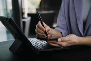 colegas asiáticos homem e mulher discutindo e trabalhando com laptop na mesa de escritório no escritório foto