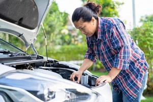 Abra o sistema do motor mecânico do capô para verificar e reparar danos ao acidente de carro. foto