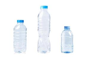 garrafa de água de plástico para bebida isolada no fundo branco. foto