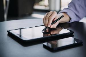 colegas asiáticos homem e mulher discutindo e trabalhando com laptop na mesa de escritório no escritório foto