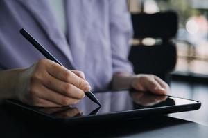 colegas asiáticos homem e mulher discutindo e trabalhando com laptop na mesa de escritório no escritório foto