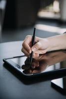 colegas asiáticos homem e mulher discutindo e trabalhando com laptop na mesa de escritório no escritório foto