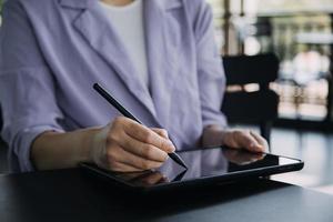 colegas asiáticos homem e mulher discutindo e trabalhando com laptop na mesa de escritório no escritório foto