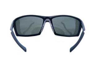 óculos de sol de moda molduras pretas sobre fundo branco.