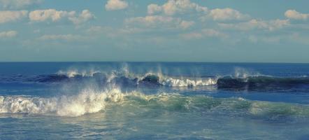 grandes ondas bonitas no oceano pacífico em kamchatka foto