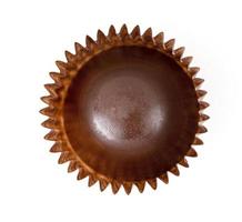 deliciosos doces de chocolate redondos isolados em fundo branco foto