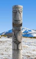 estátua de ídolo de madeira perto do vulcão vilyuchik, península de kamchatka foto