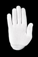 mão enluvada branca em um fundo preto. uma mão em uma luva branca mostra sinal de stop em um fundo preto foto