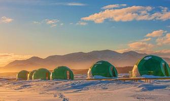 glamping de inverno ao pôr do sol. península de Kamchatka. foco seletivo foto