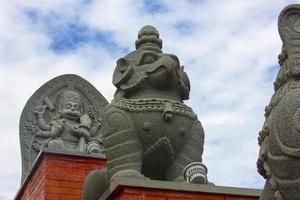 estátua nas escadas no templo chinês. foco seletivo foto