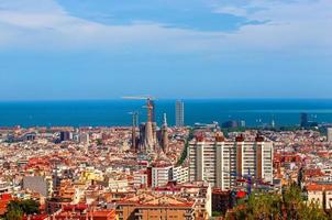 vista panorâmica aérea do horizonte da cidade de barcelona e sagrada família foto