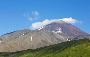 vista do topo do vulcão avachinsky na península de kamchatka foto