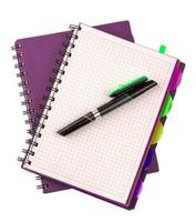 cadernos de espiral de diário rosa e caneta preta isolados no fundo branco foto